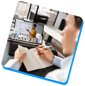 Man met boek in online meeting